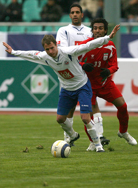 他必须等待 他必须等待